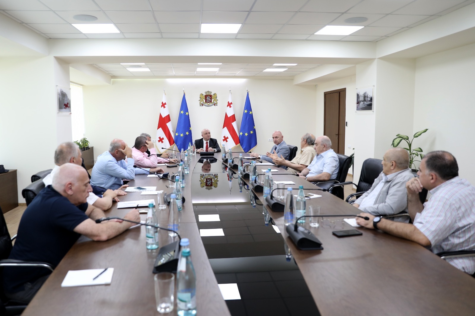 ზურაბ აზარაშვილი „მრჩეველთა საბჭოს“ ფორმატში ექიმებს შეხვდა